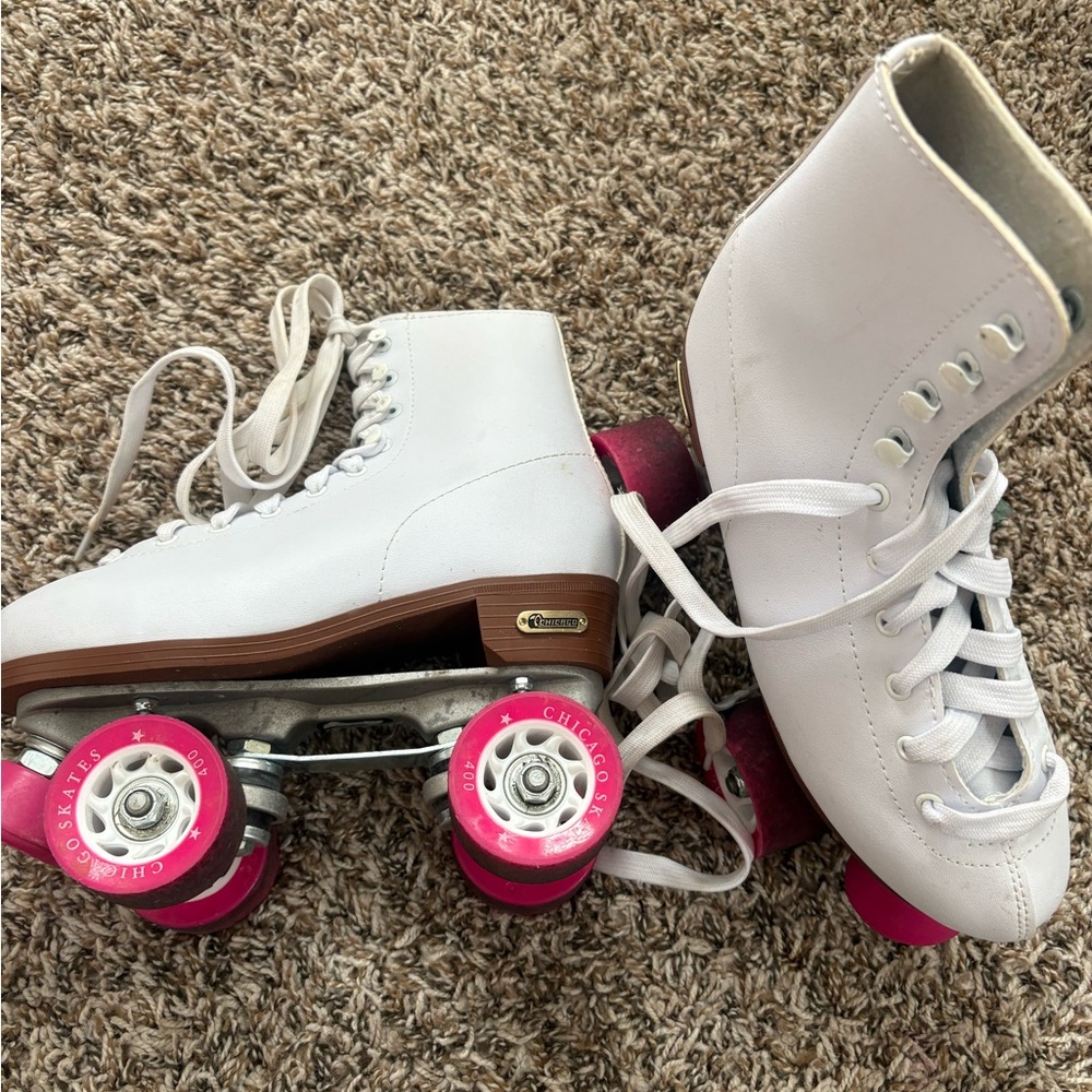 Chicagoland White Roller Skates with Pink Wheels
